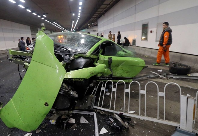 Hai quy tu TQ nhan an phat nang vi lai sieu xe gay tai nan hinh anh