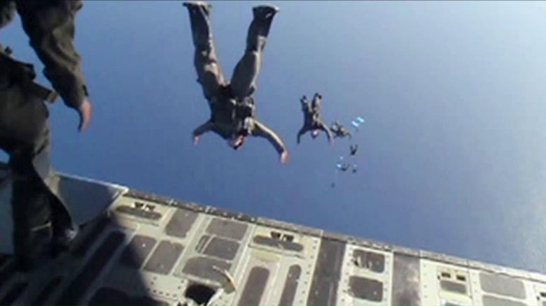 Dac nhiem SEAL 6 nhay du giai cuu con tin bi bat coc hinh anh