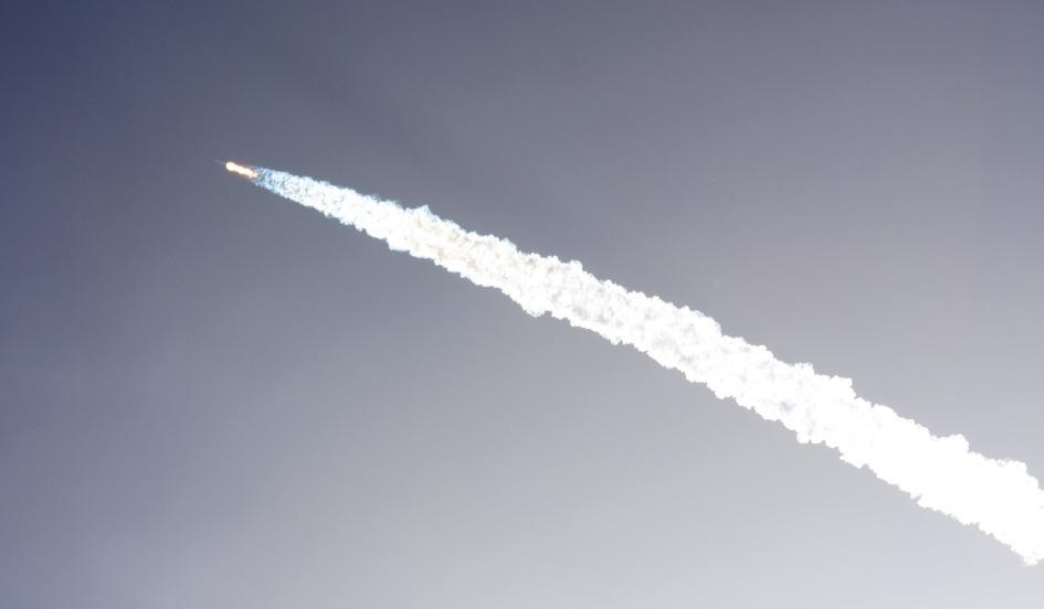 Tau vu tru My no giua khong trung hinh anh