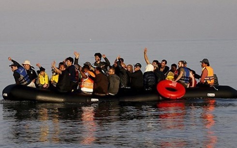 IS tra tron tren thuyen cho nguoi nhap cu toi chau Au hinh anh