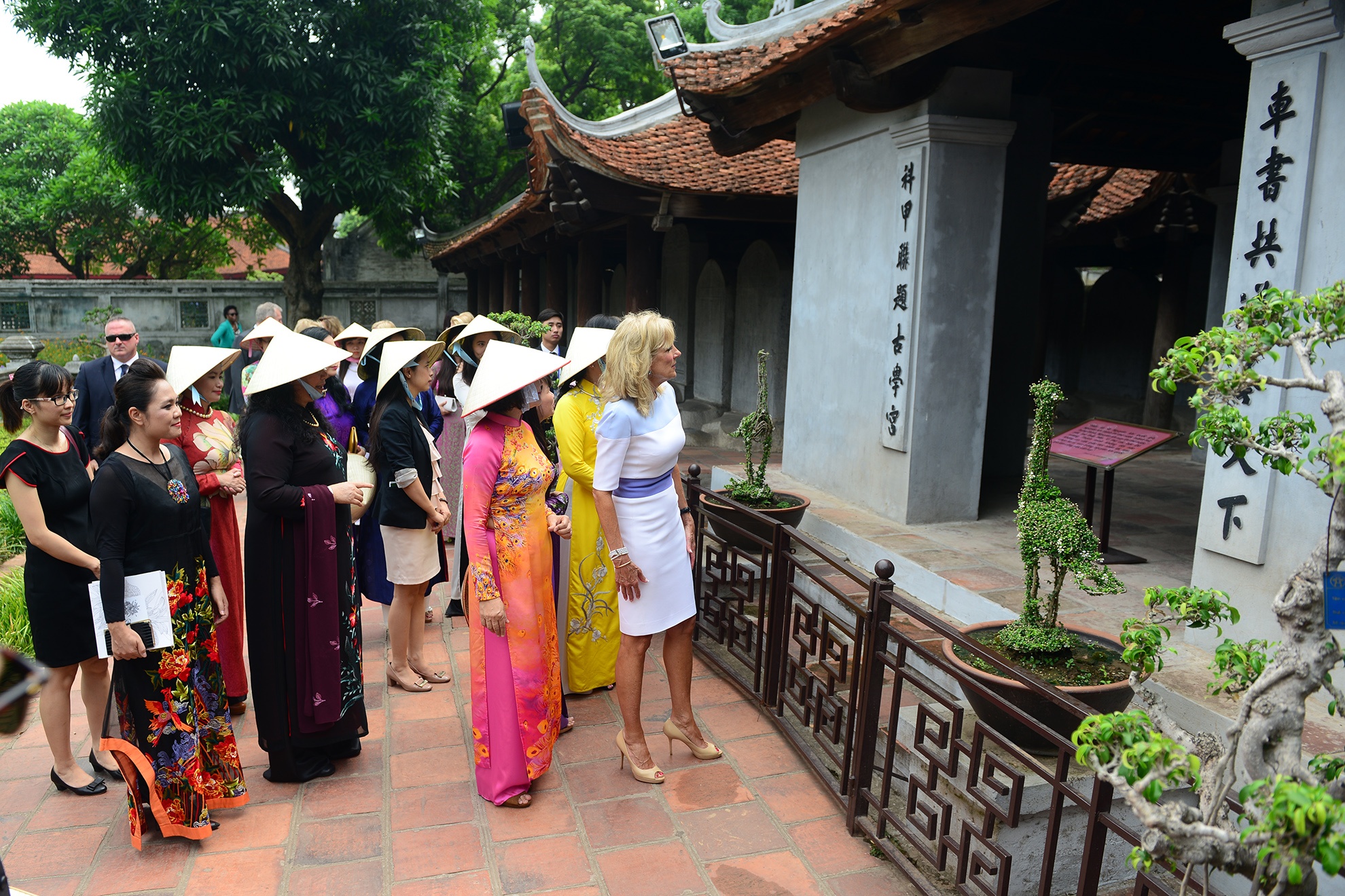 De nhi phu nhan My tham Van Mieu hinh anh