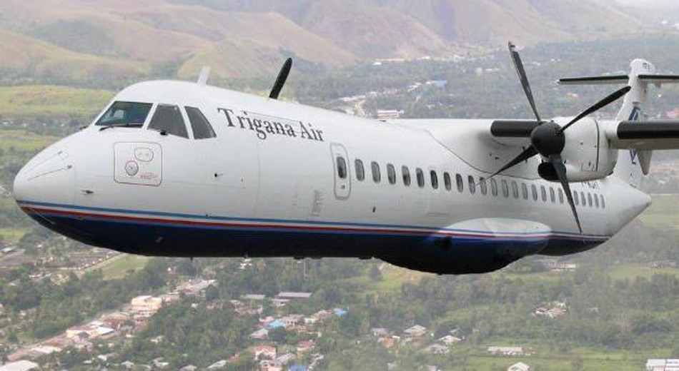 Nguoi dan nhin thay may bay Indonesia dam vao nui hinh anh