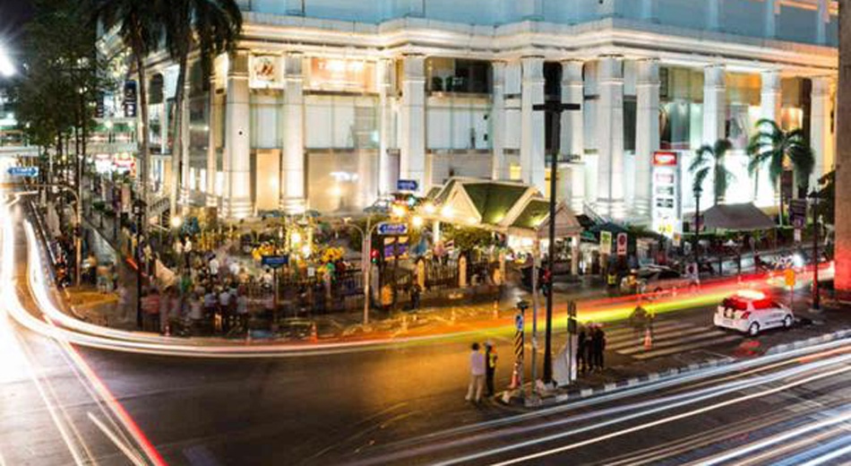 Hai nguoi bi tinh nghi danh bom Bangkok ra trinh dien hinh anh