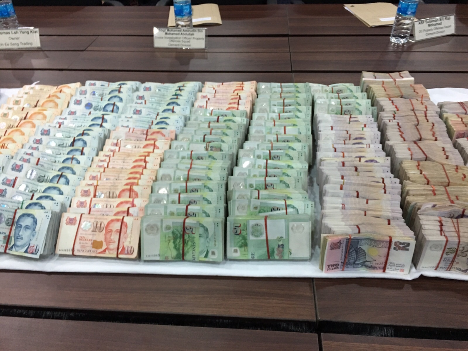 Hai nguoi Viet bi bat vi trom gan 350.000 USD o Singapore hinh anh