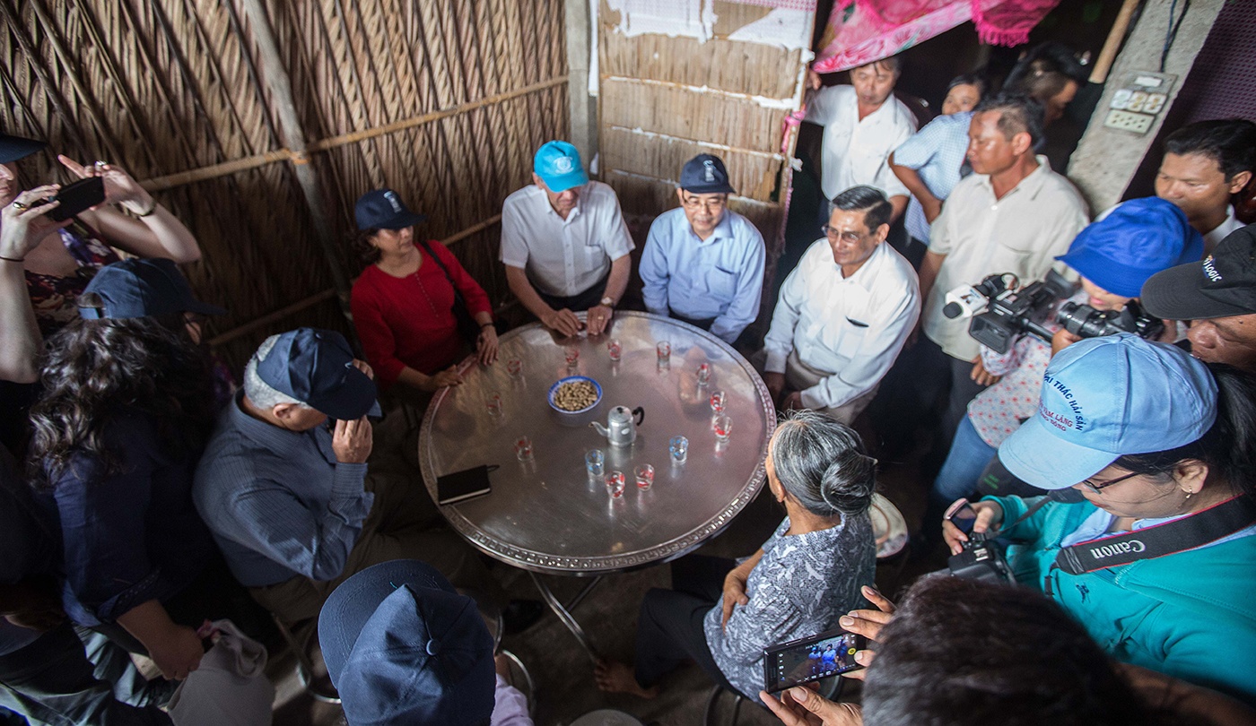 Phó tổng thư ký LHQ thăm nơi hạn hán ở Bến Tre ảnh 2 Pho tong thu ky LHQ tham noi han han o Ben Tre anh 2