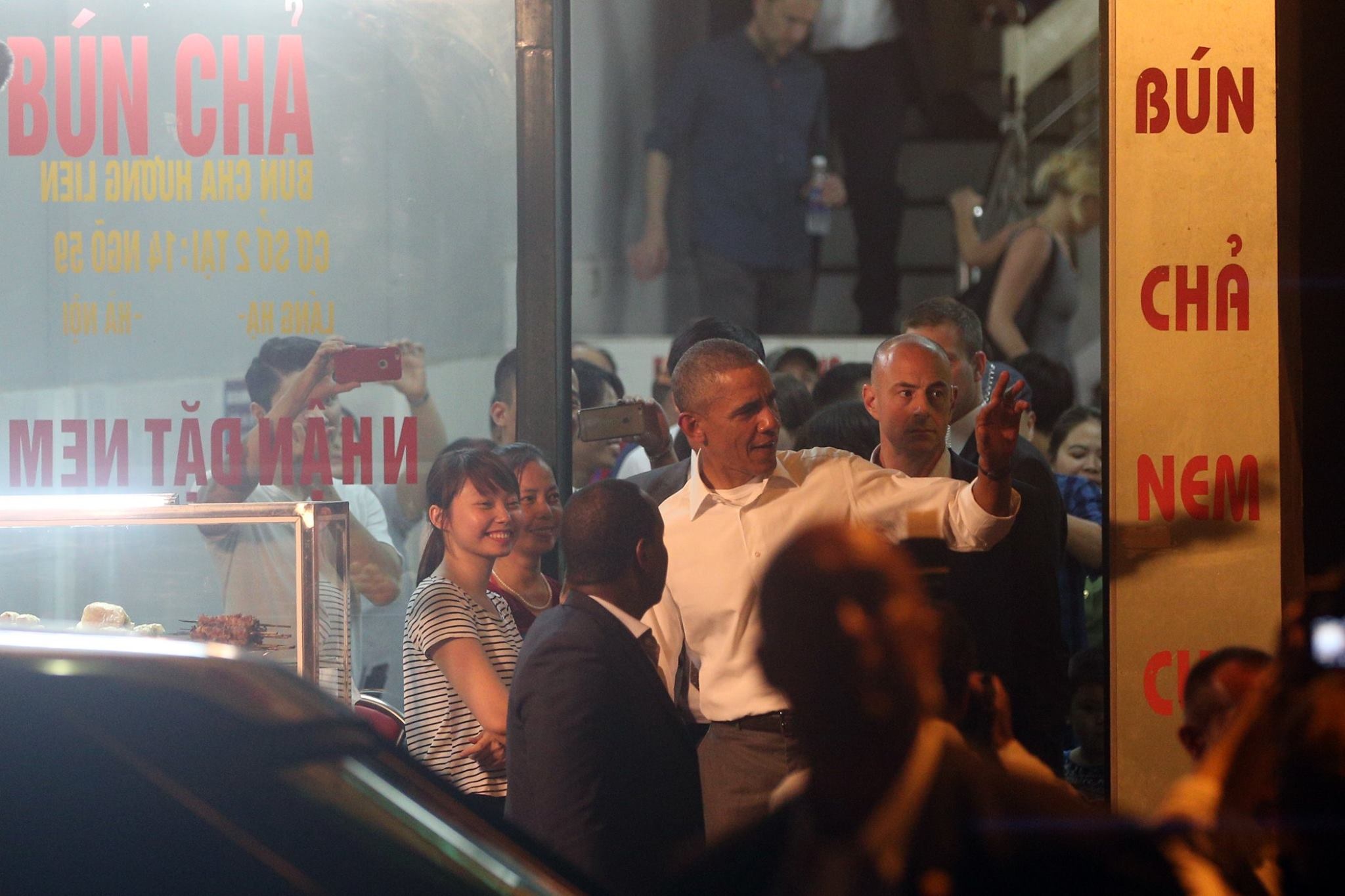Obama ăn bún chả Hà Nội ảnh 3 Obama an bun cha Ha Noi anh 3