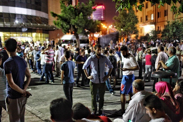 Hanh khach chay tan loan khi ke tan cong xa sung o san bay hinh anh