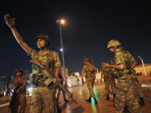 Binh si Tho Nhi Ky day dac tren pho Istanbul sau dao chinh hinh anh