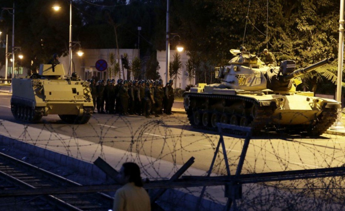 Xe tang di lai ram rap tren duong Tho Nhi Ky trong dao chinh hinh anh