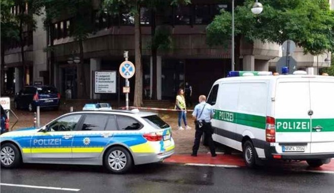 Nao loan tai So Lao dong Duc vi nghi mot phu nu mang sung hinh anh