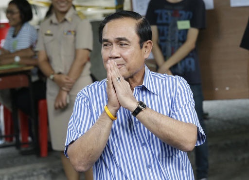 Nguoi Thai chap thuan hien phap cua phe quan doi hinh anh