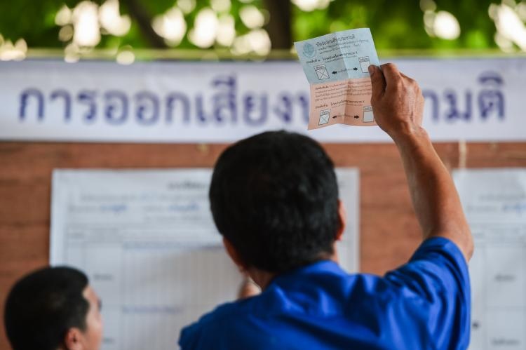 Phe doi lap Thai chap nhan ket qua trung cau ve hien phap hinh anh