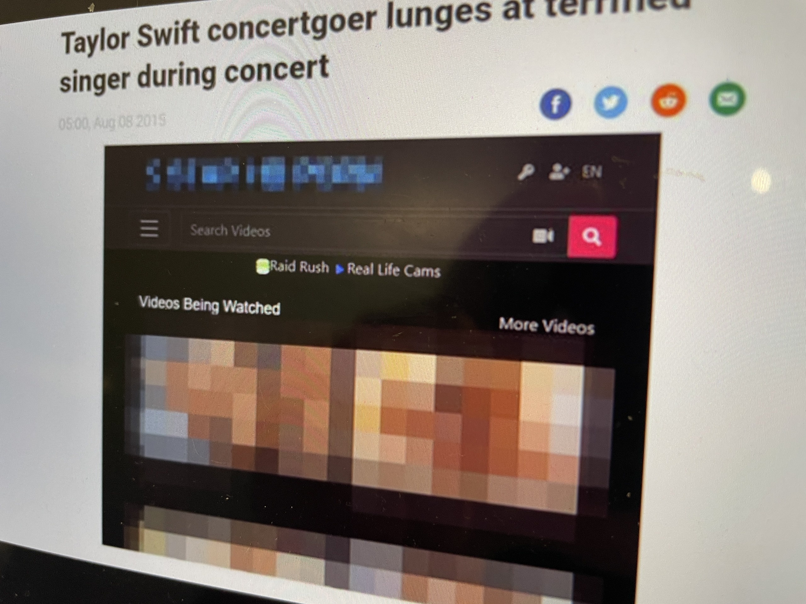 Noi dung khieu dam bat ngo xuat hien tren nhieu trang bao quoc te hinh anh