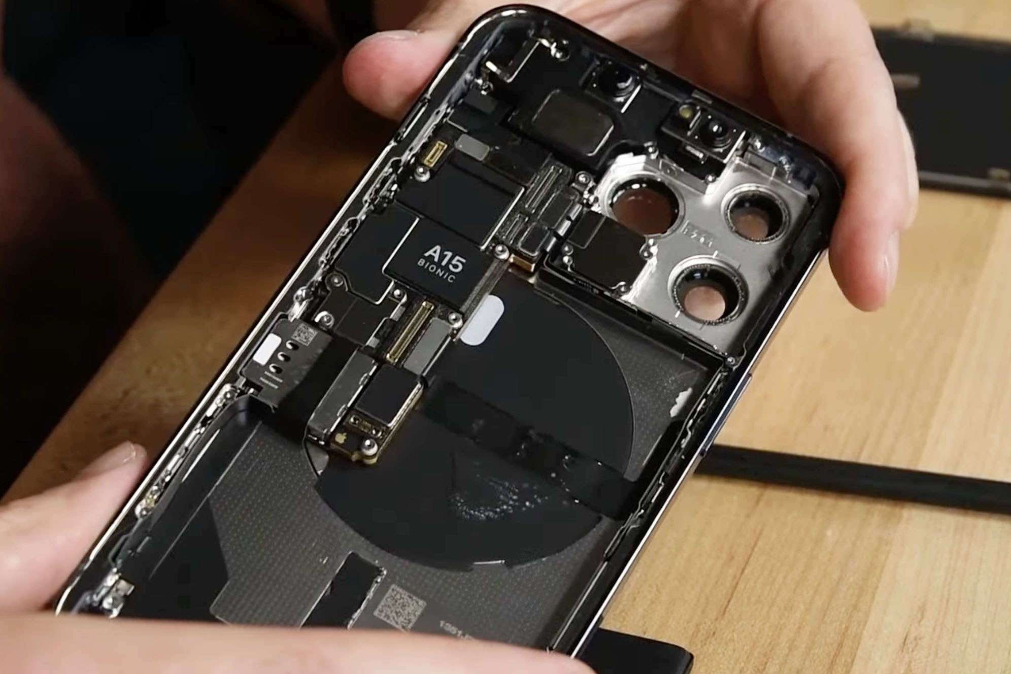 Can canh vien pin hinh chu L ben trong iPhone 13 Pro hinh anh