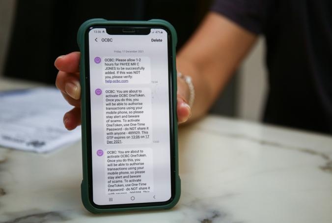Cac ngan hang lon tai Dong Nam A thu phi SMS ra sao? hinh anh