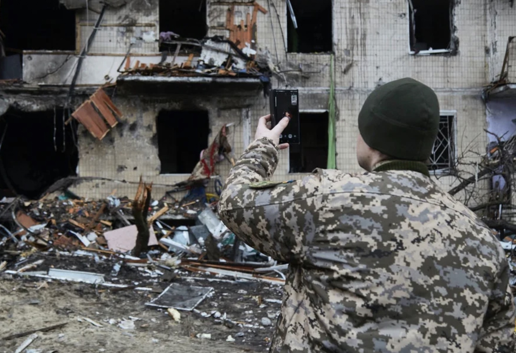 Mao danh phong vien chien truong Ukraine de tung tin len Instagram hinh anh