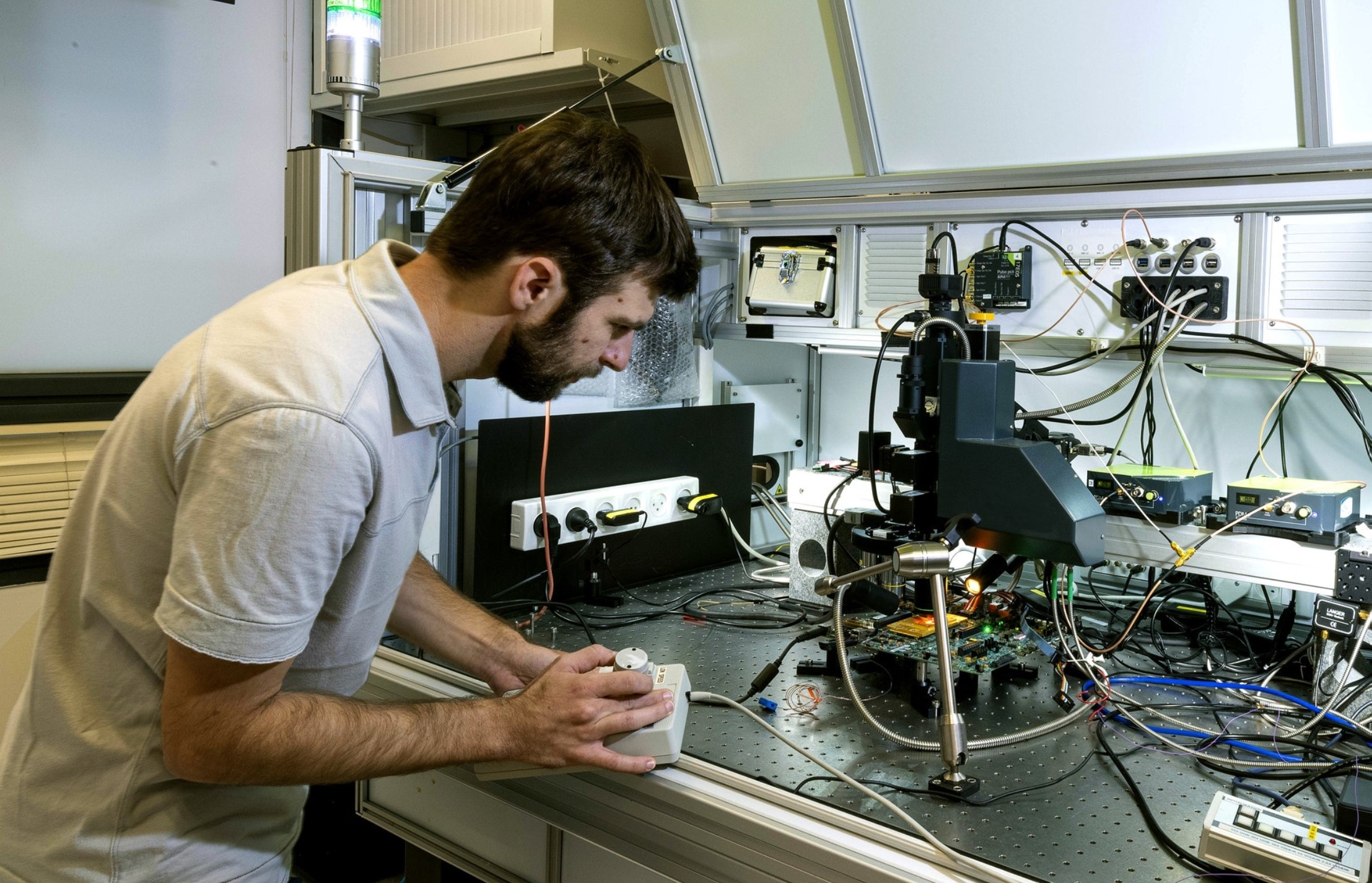 Doi ngu dac biet cua Intel hinh anh