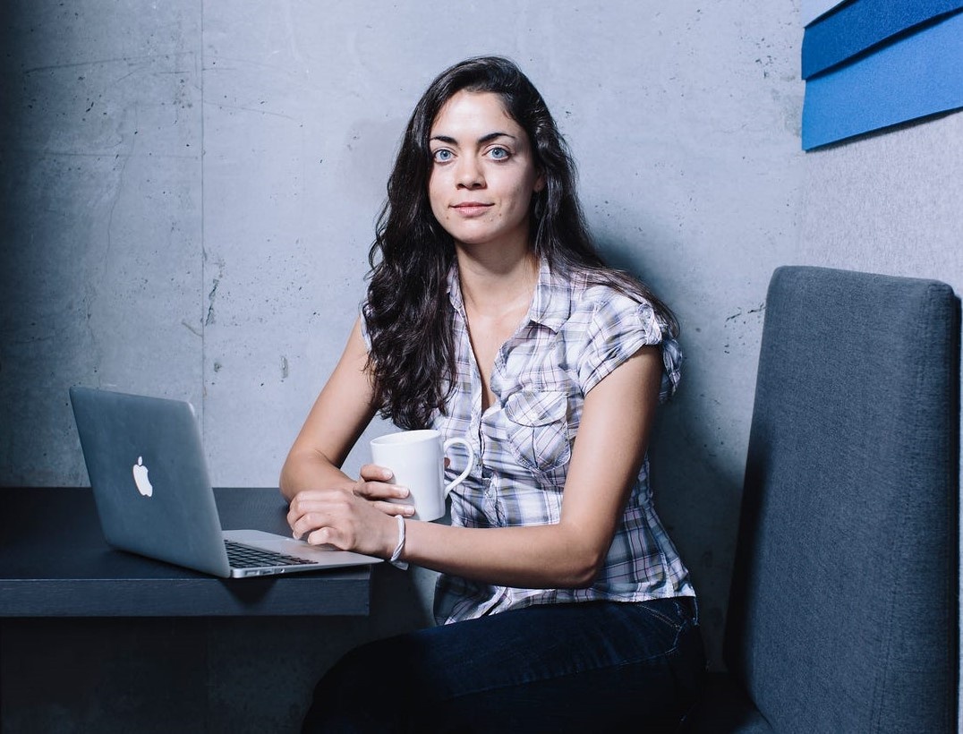 Nu nhan vien vua co con voi Elon Musk hinh anh