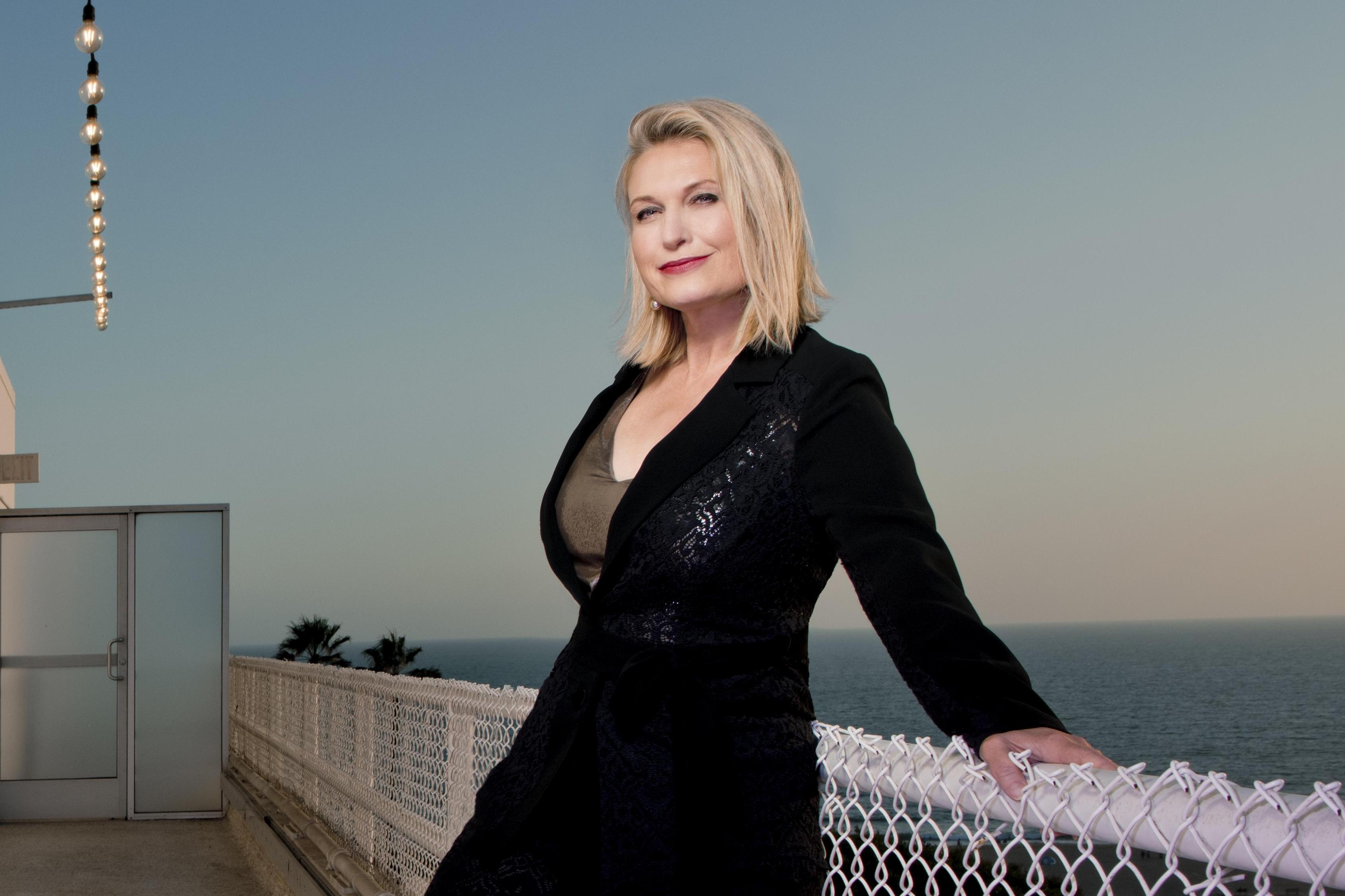 Ap luc cua em gai nguoi giau nhat hanh tinh hinh anh