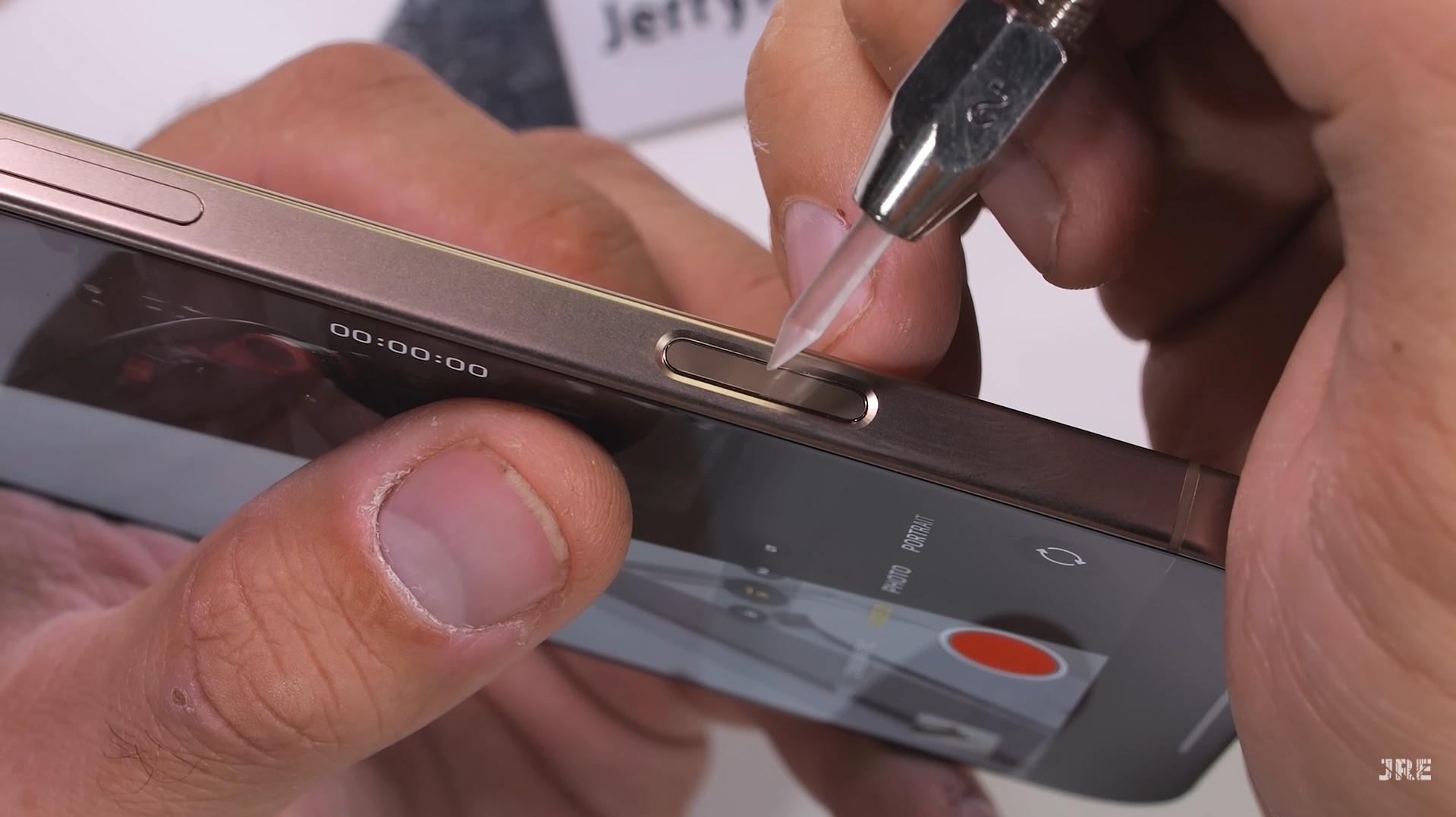 Dung lam hong nut moi tren iPhone 16 hinh anh