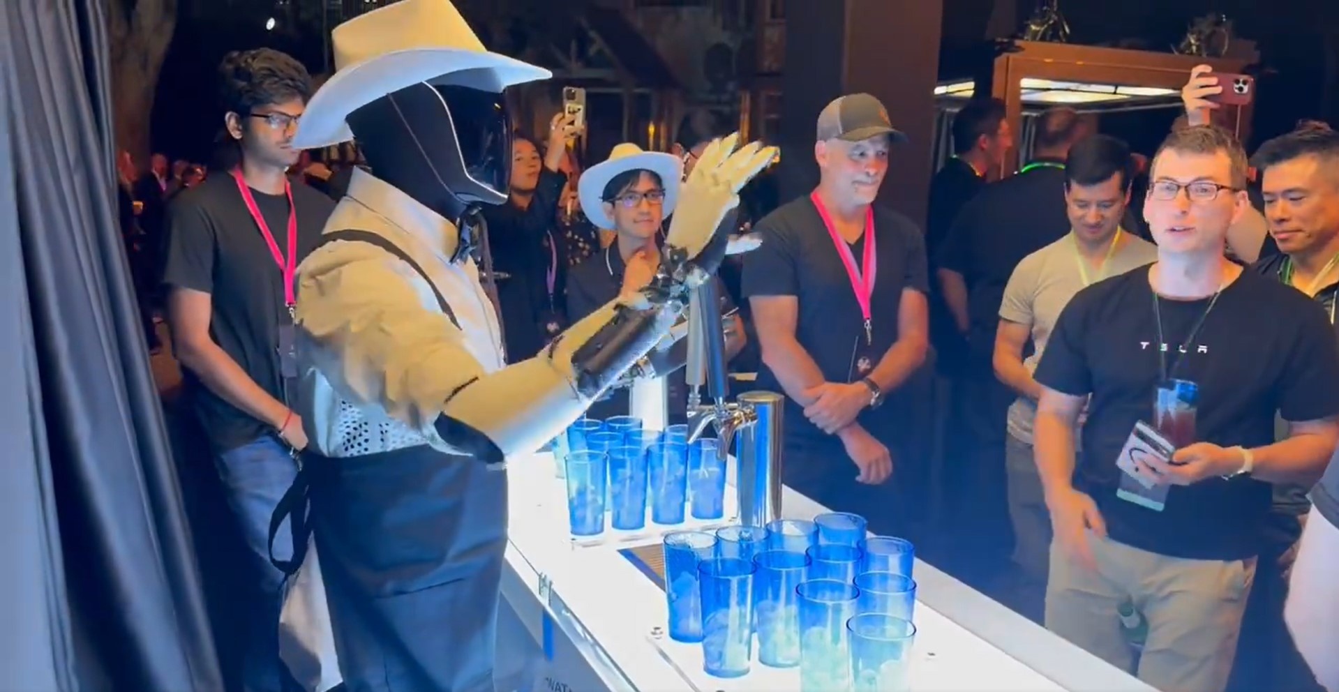 Robot cua Tesla thuc chat duoc dieu khien tu xa? hinh anh