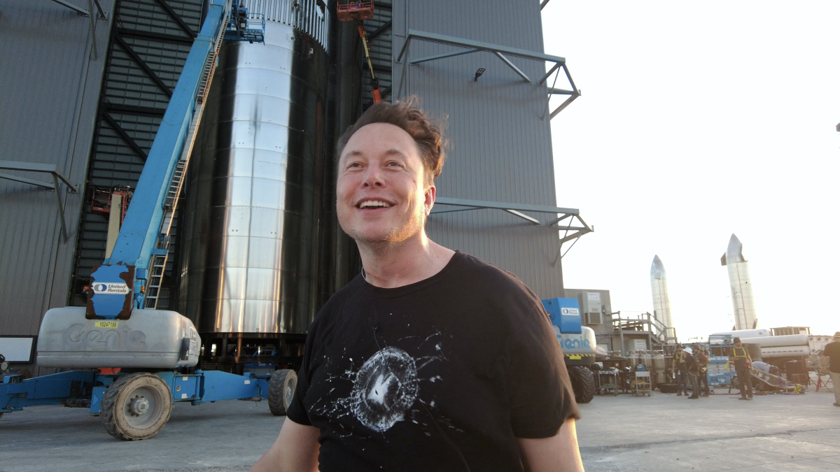 Ben trong thi tran Elon Musk xay rieng cho nhan vien hinh anh