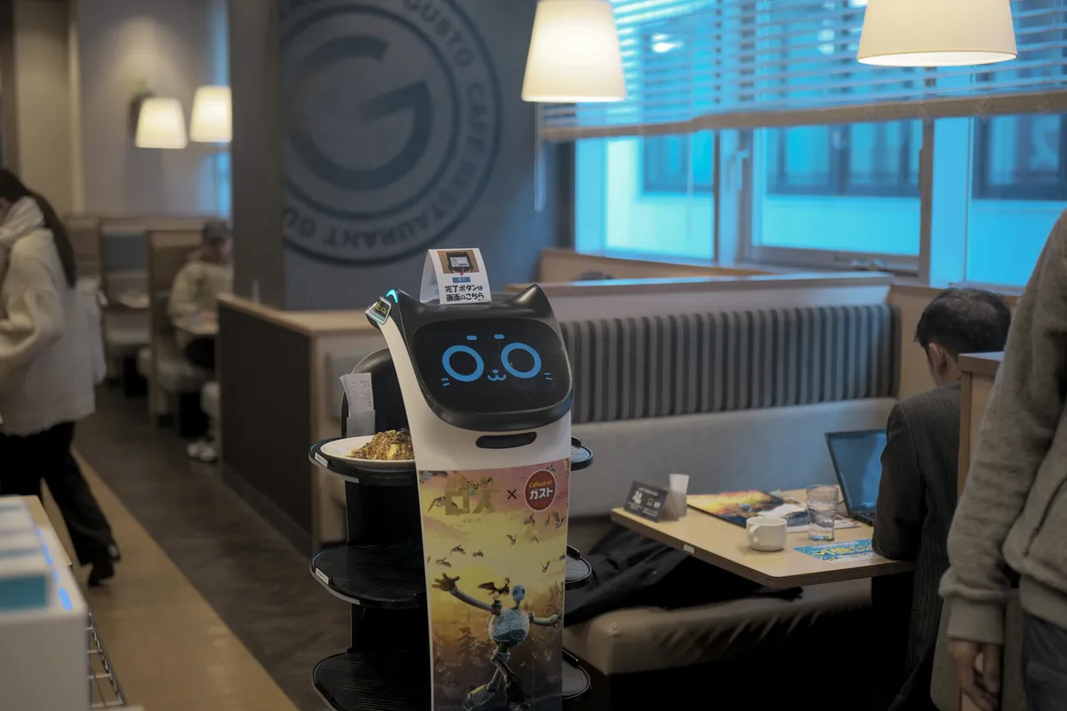 Doc dao robot tai meo phuc vu nha hang tai Nhat Ban hinh anh