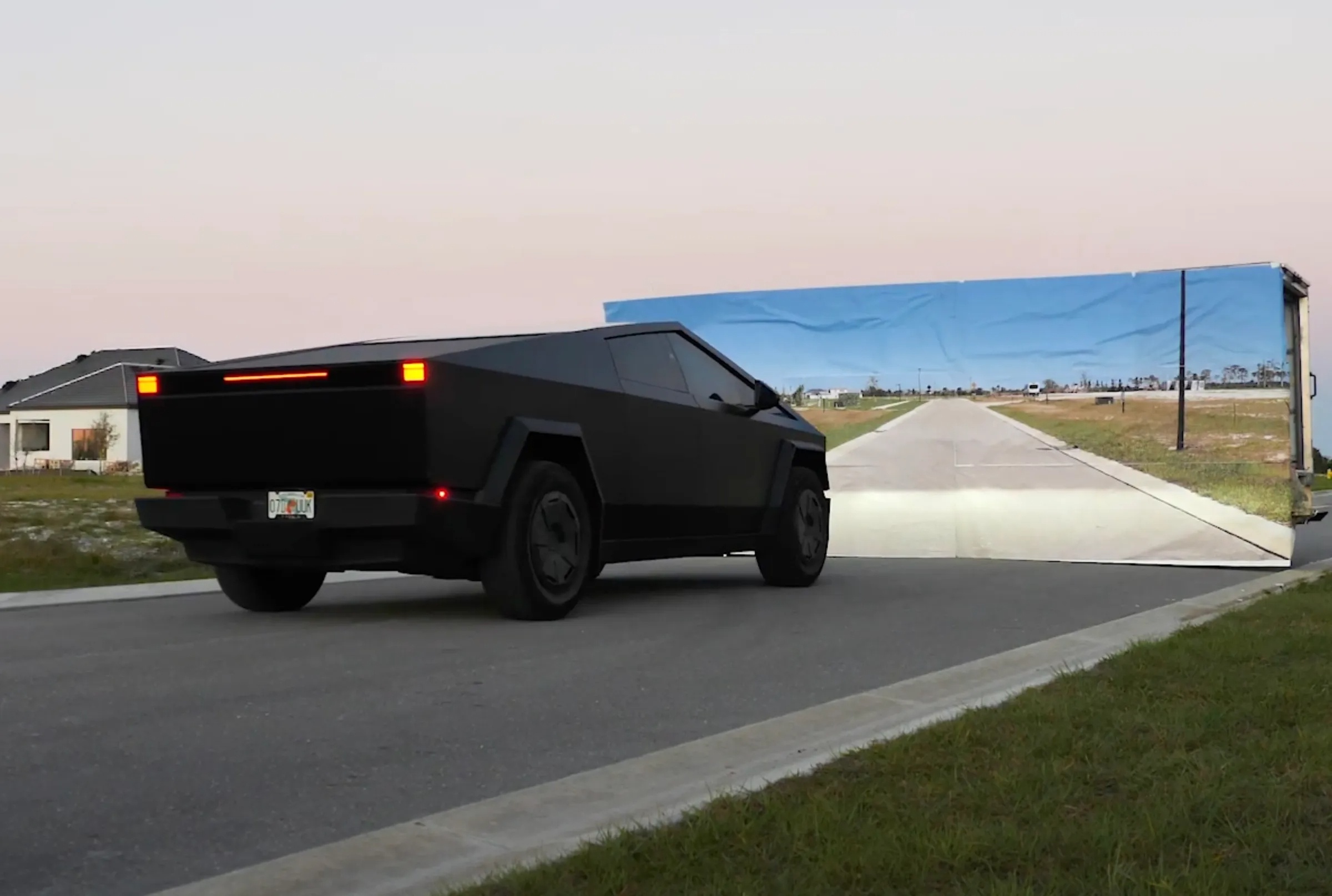 Ly do nguoi dung dong loat lao xe Tesla vao tuong gia hinh anh