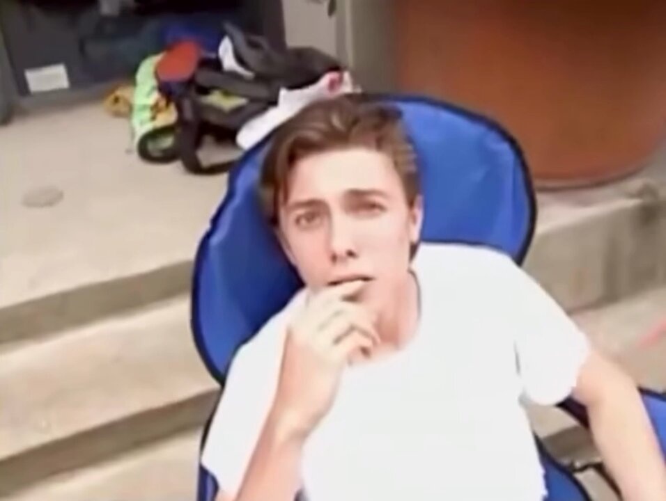 Nguoi dau tien kiem tien nho xep hang mua iPhone gio ra sao hinh anh