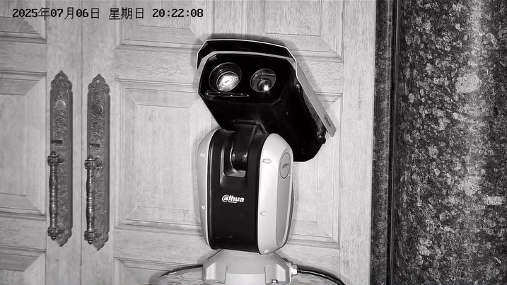 Camera an ninh Trung Quoc co the 'zoom toi Mat trang'? hinh anh