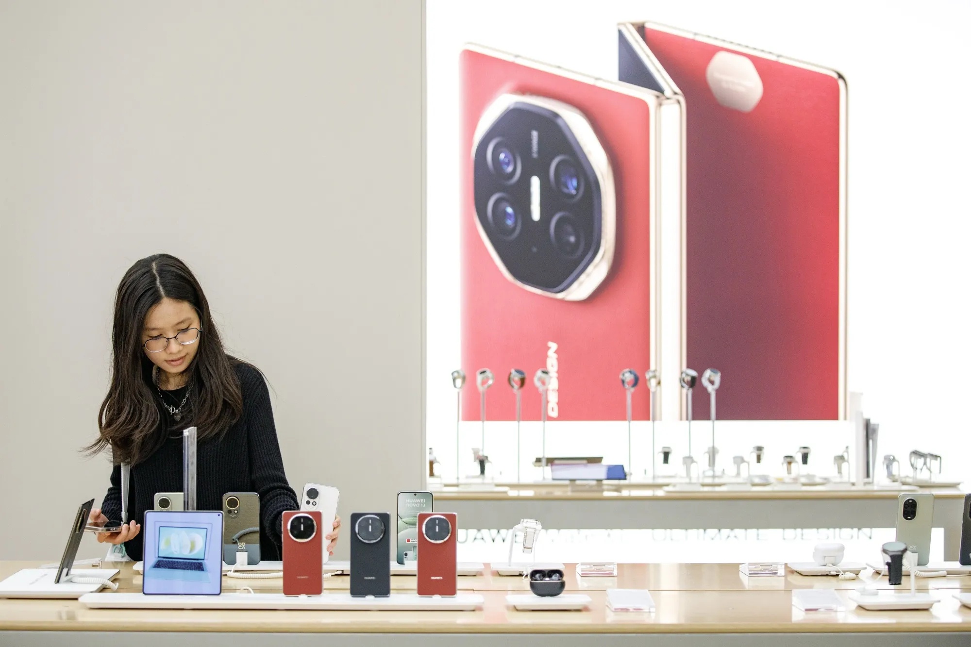 Huawei tro lai 'ngoi vuong' tai que nha hinh anh