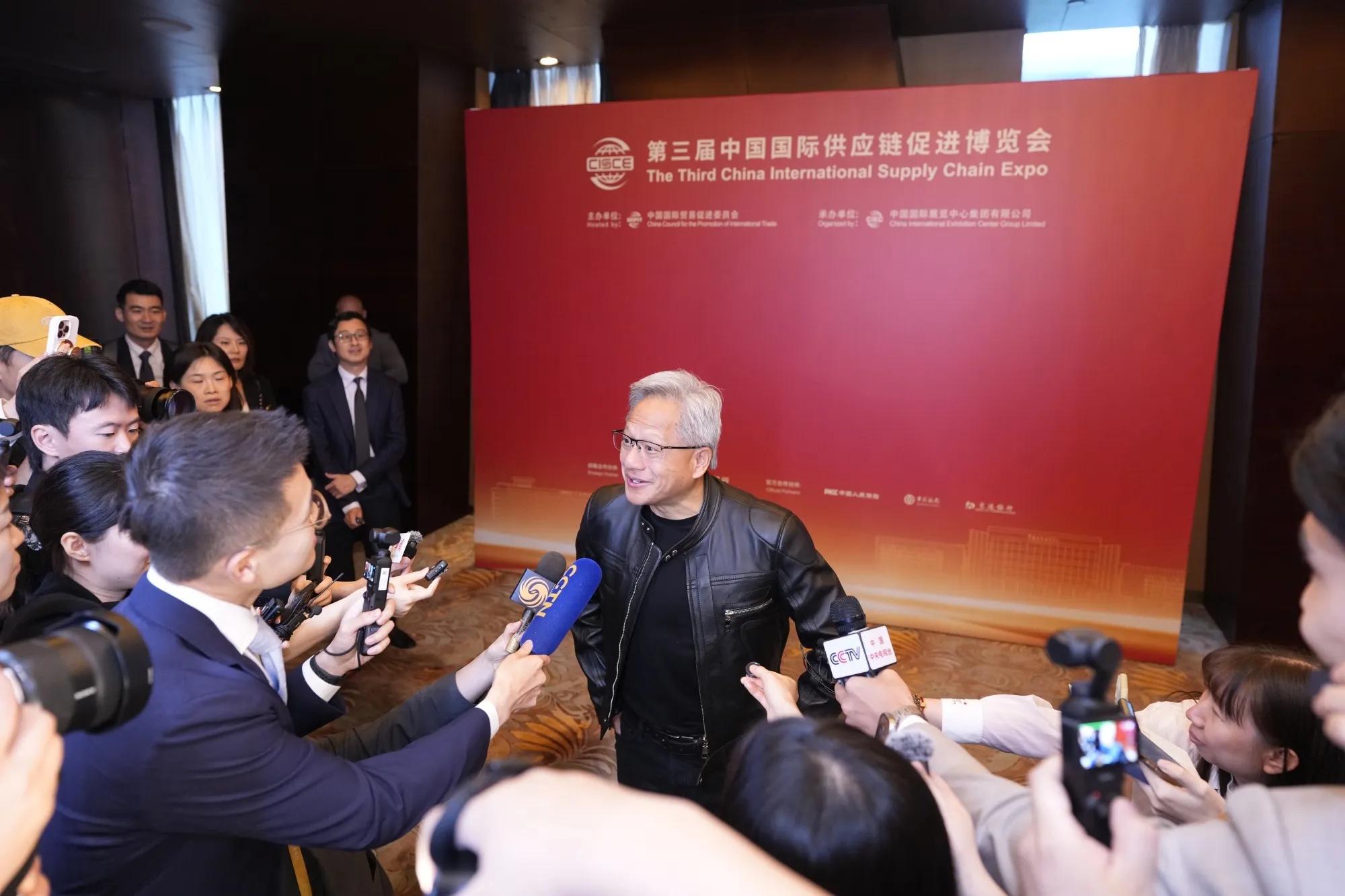 CEO Nvidia than trong khi den Trung Quoc hinh anh
