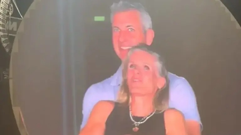 Cong ty ty USD dieu tra CEO ngoai tinh hinh anh