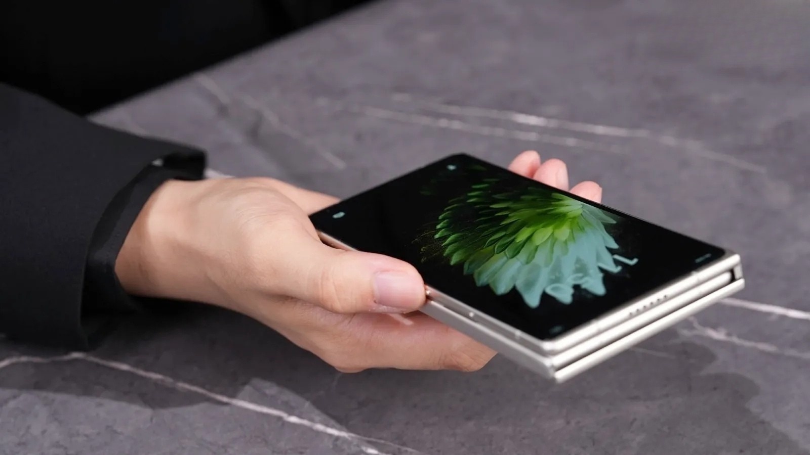 Chua ra mat, smartphone gap 3 cua Samsung da co doi thu hinh anh