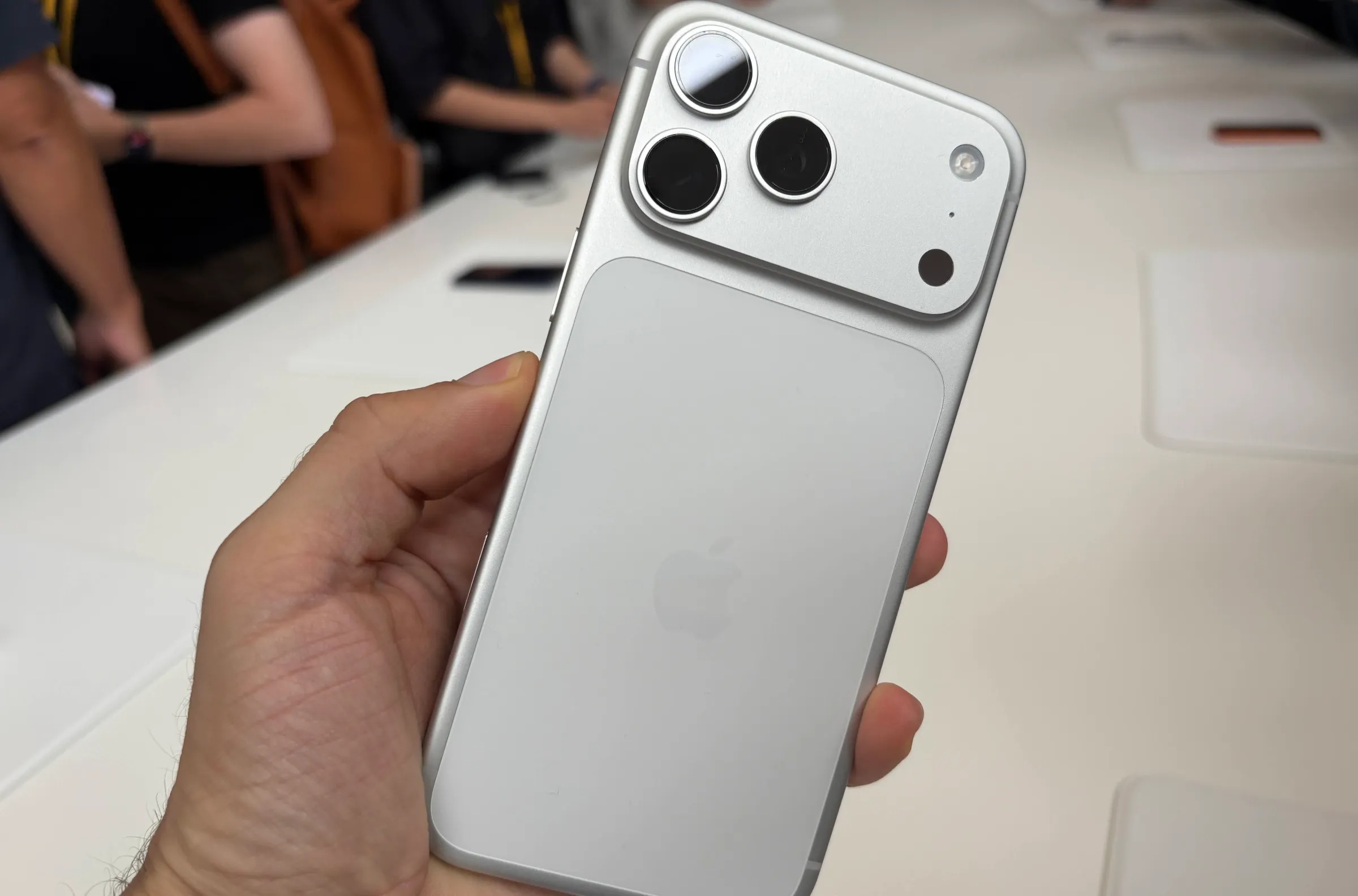 Bo doi iPhone 17 Pro anh 1