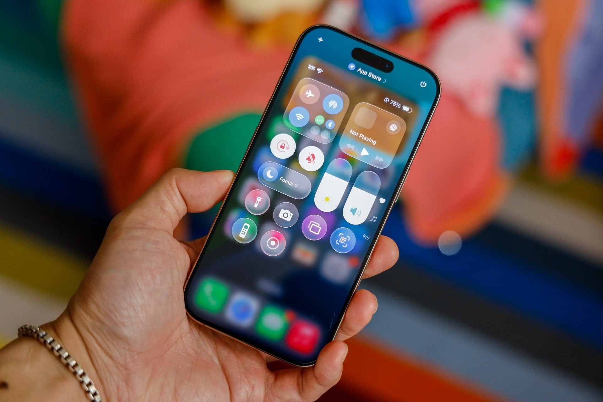 Ly do iPhone gan day tao cam giac kho chiu, chong mat hinh anh