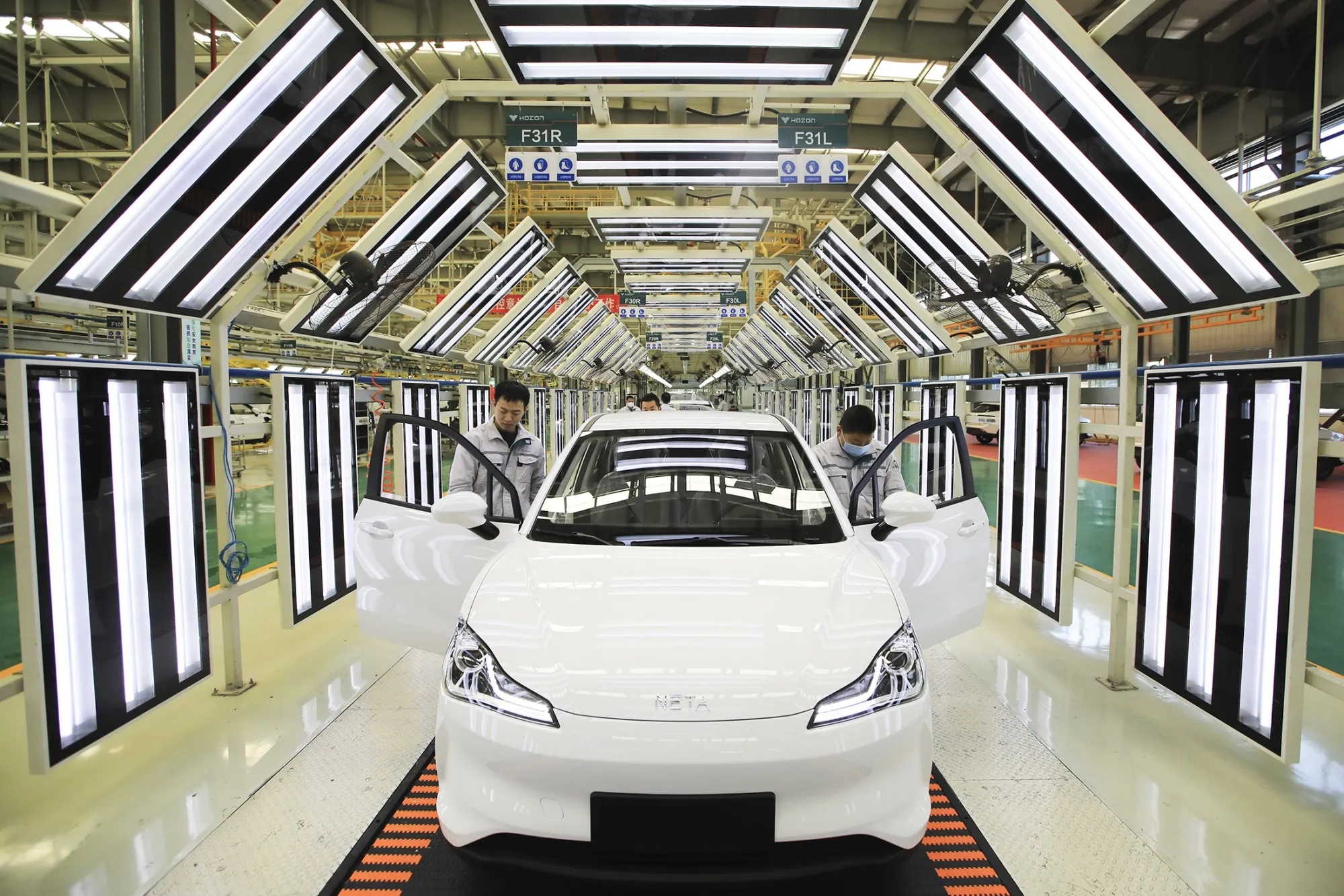 Diem den moi cua cac ong lon san xuat Trung Quoc hinh anh