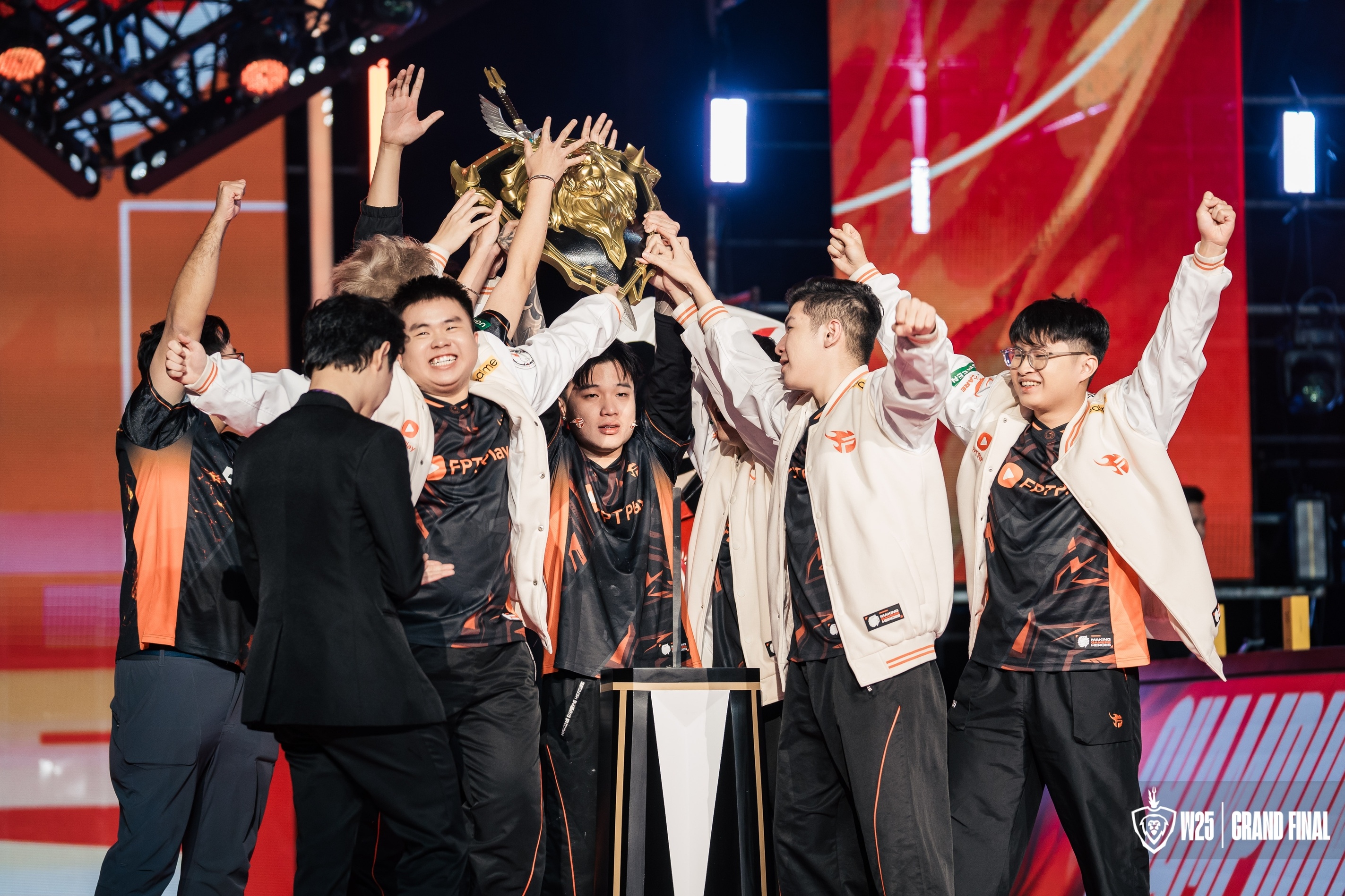 Ngoi vuong Lien Quan Mobile Viet Nam doi chu hinh anh