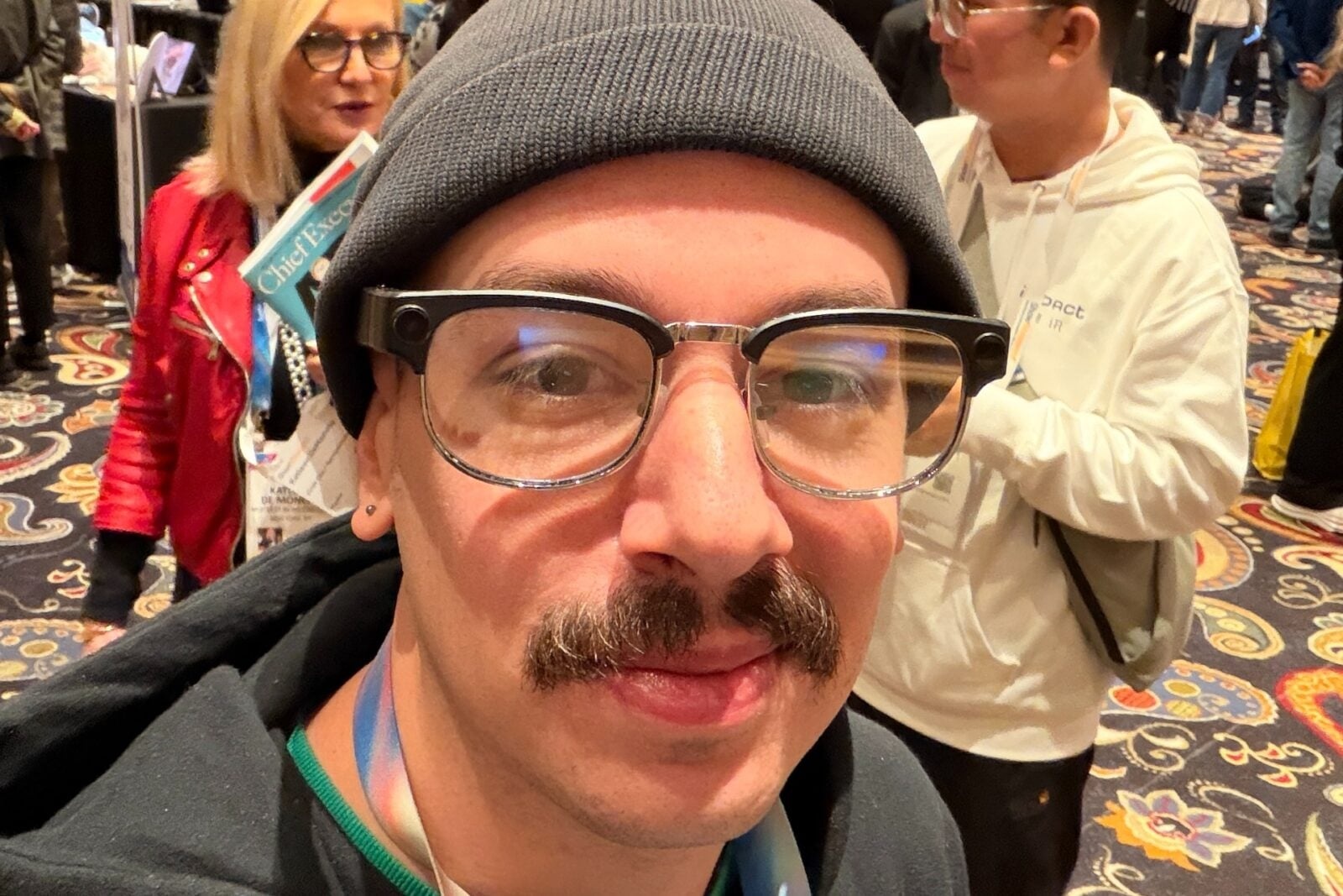 Loai kinh AI giup chu hieu tieng cho, meo hinh anh