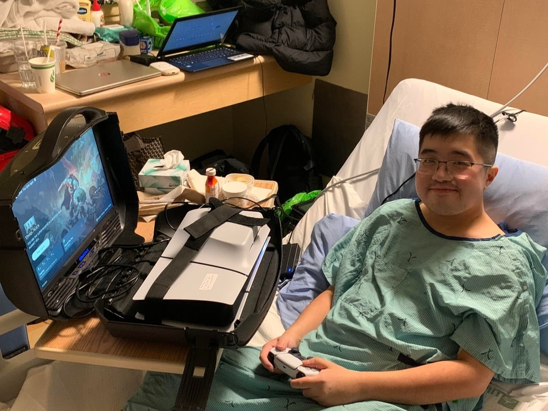 Chang trai mong duoc choi game toi ngay cuoi doi hinh anh