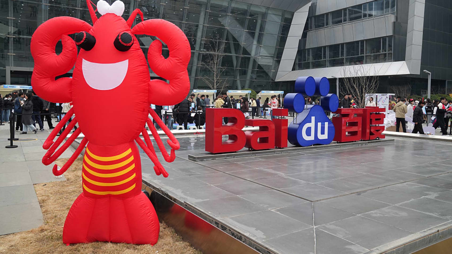 Con sot 'nuoi tom hum' o Trung Quoc khien may Mac chay hang hinh anh