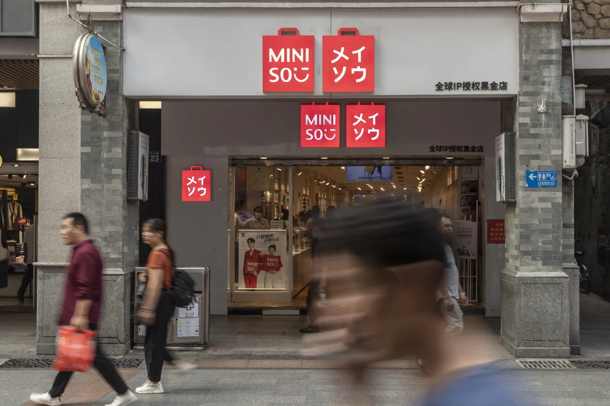 Miniso gay phan no hinh anh