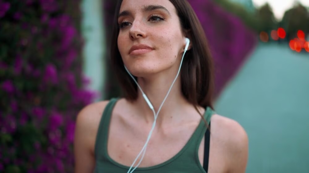 Tai nghe co day bat ngo hoi sinh hinh anh