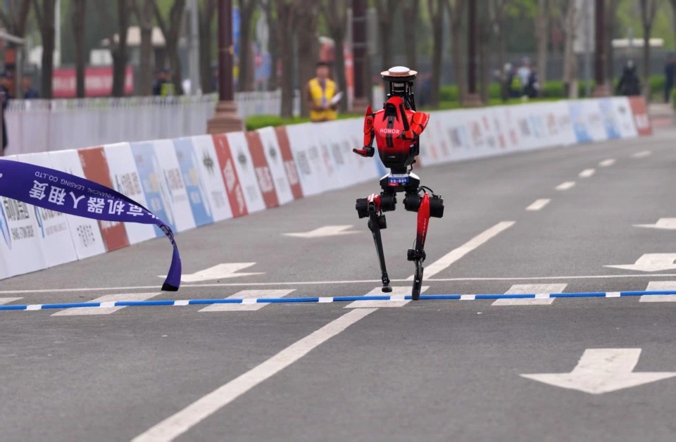 Robot Trung Quoc pha ky luc chay ban marathon cua con nguoi hinh anh