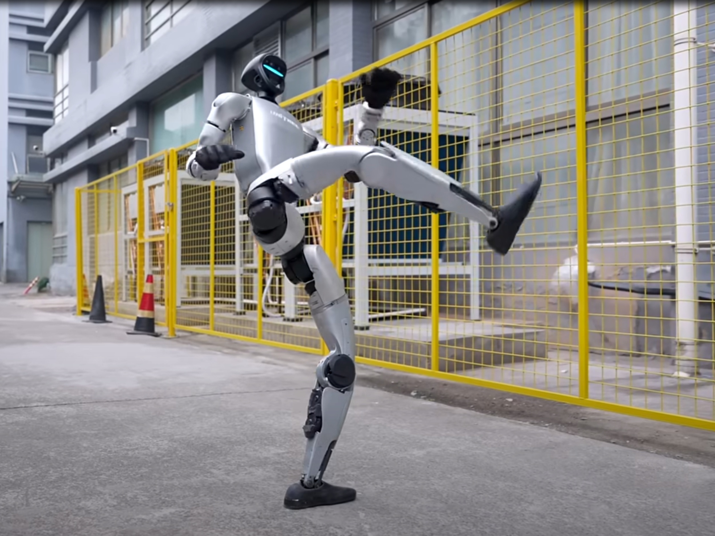 Robot Trung Quốc làm gãy răng bé gái 5 tuổi