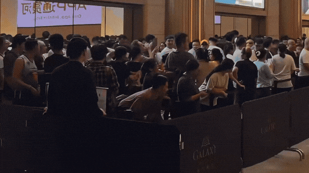 Lũ lượt xếp hàng chờ mua iPhone Duo trước 3 ngày