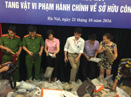 Tieu huy hon 2.300 san pham thoi trang 'nhai' Dior, Hermes hinh anh