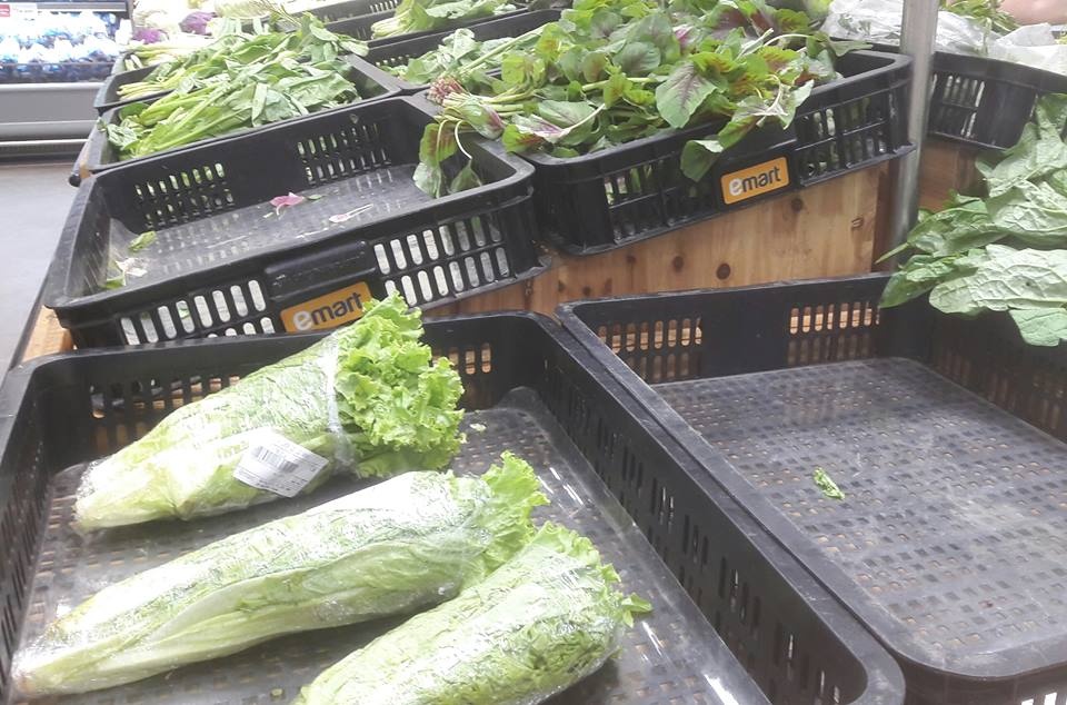 Rau xanh khan hiem, nguoi Sai Gon phai di cho som tim mua hinh anh