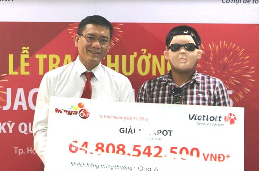 Nghi van ve nguoi deo mat na nhan giai xo so hang chuc ty hinh anh