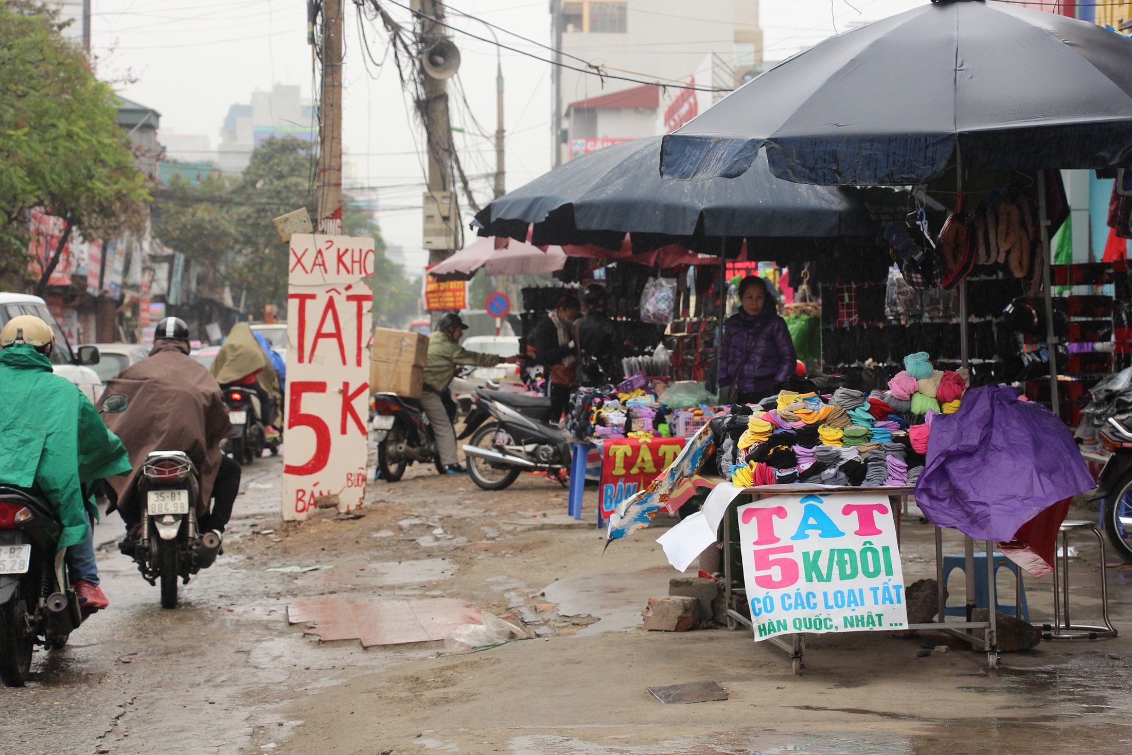 tất giá rẻ bàn tràn vỉa hè hà nội ảnh 1 tat gia re ban tran via he ha noi anh 1